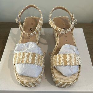 Katy Perry Collections Busy Bee Women's Tan and Cream Sandals Brand New 8.5